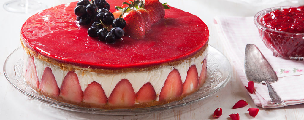 Die echte Erdbeer-Joghurt-Torte: roter Fruchtspiegel, Beeren obenauf, Erdbeerhälften am Rand